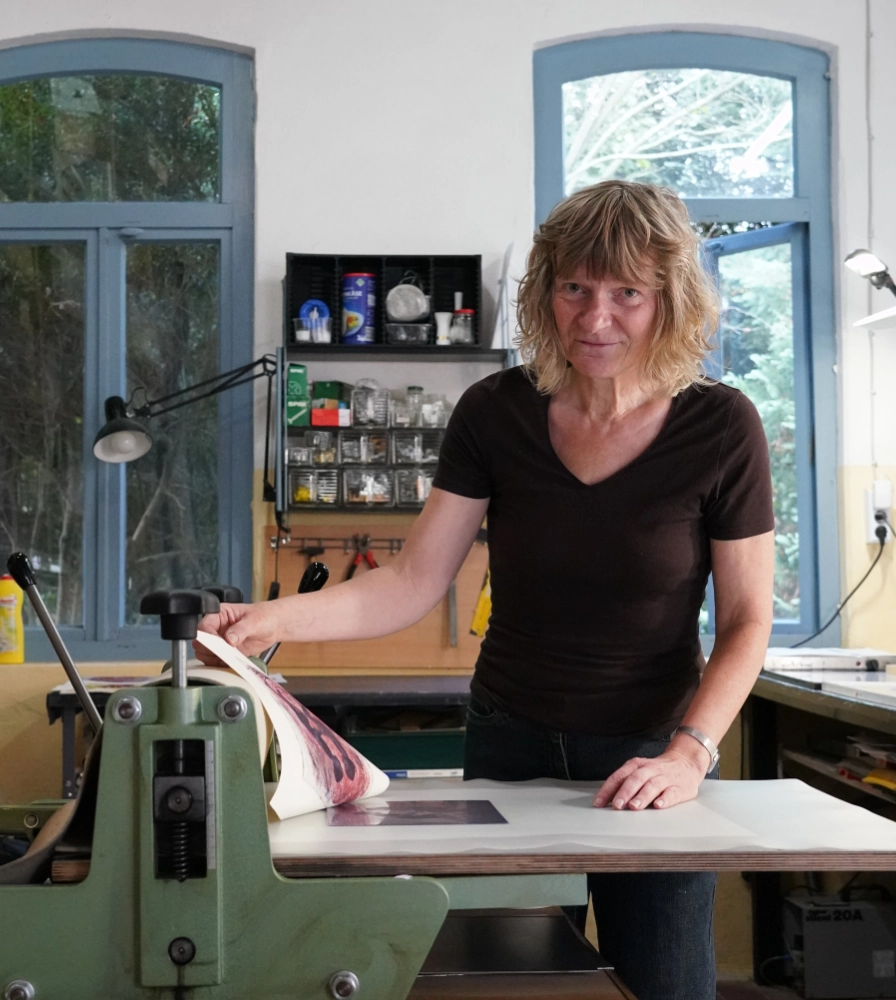 Anja Höppner in ihrer Druckwerkstatt in Bremen Vegesack beim Druck einer Radierung